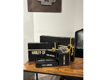 Harley-Davidson® Geschenkpapier oder Geschenkboxen als Verpackungsservice