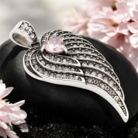 Rockyfy Edelstahl Kettenanhänger "Heart Wing" by Rockyfy – Eleganter Flügel mit rosa Kristallherz ADF016