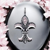 Rockyfy Edelstahl Lilien Anhänger "Black & Pink Lily" by Rockyfy – Fleur-de-Lis mit pinkem Kristall-Akzent A2024002