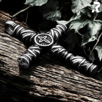 Rockyfy Edelstahl Kreuz Anhänger "Magic Cross" by Rockyfy – Mystisches Relief-Design A2023015