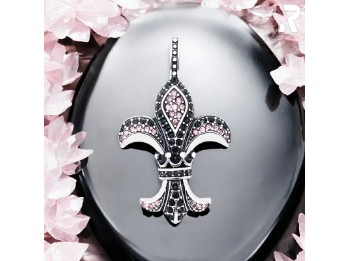 Rockyfy Edelstahl Lilien Anhänger "Black & Pink Lily" by Rockyfy – Fleur-de-Lis mit pinkem Kristall-Akzent A2024002