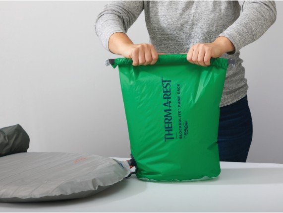 13228_thermarest_blockerlite_pump_sack_pine_20_liters_inuse