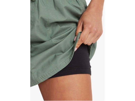 sherpa-womens-ghoral-skort-sw24088-810-green-model-07