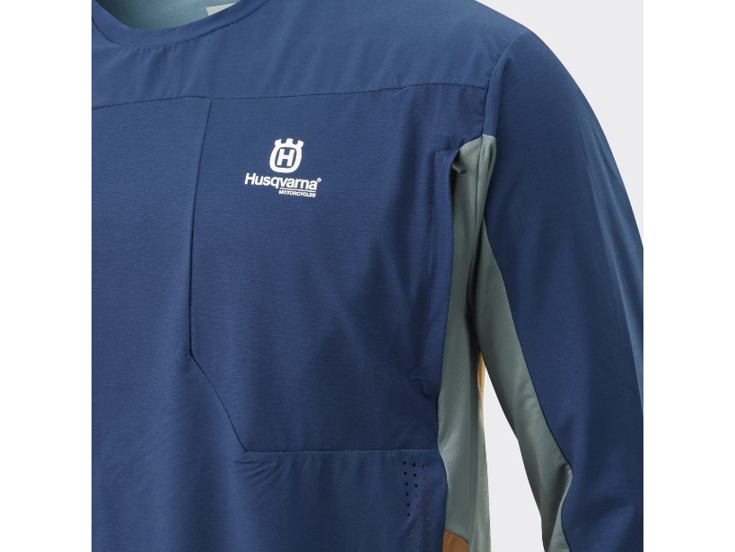 pho_hs_closeup_118509_3hs23001010x_gotland_shirt_blue_detail_2__sall__awsg__v1