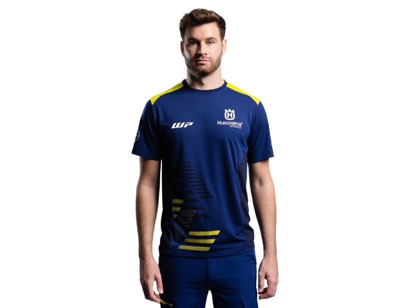 pho_hs_pers_vs_3hs24003470x_team_tee_onmodel_front__sall__awsg__v1