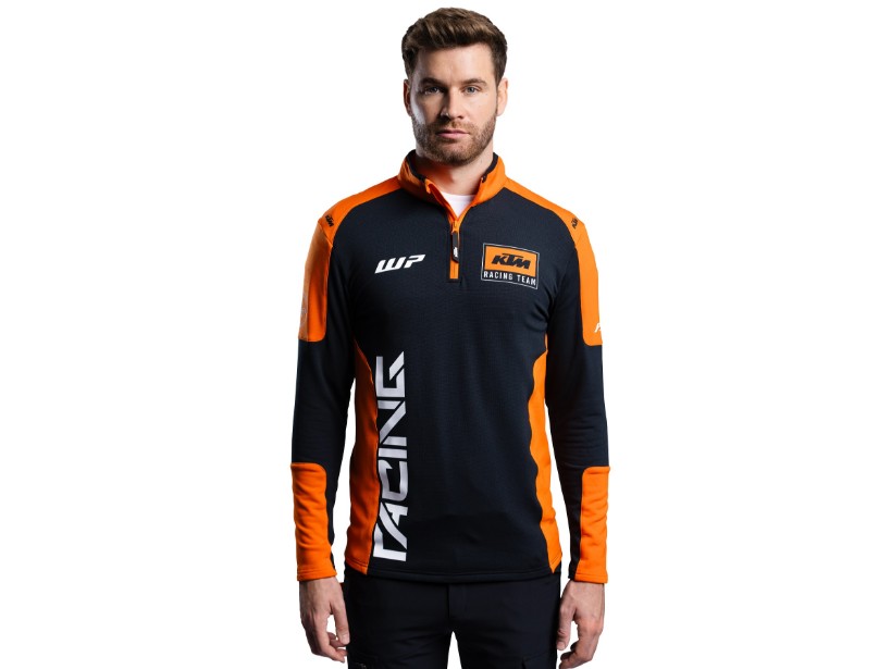 pho_pw_pers_vs_3pw24000430x_team_halfzip_sweater_onmodel_front_alternative___kopie__sall__awsg__v1