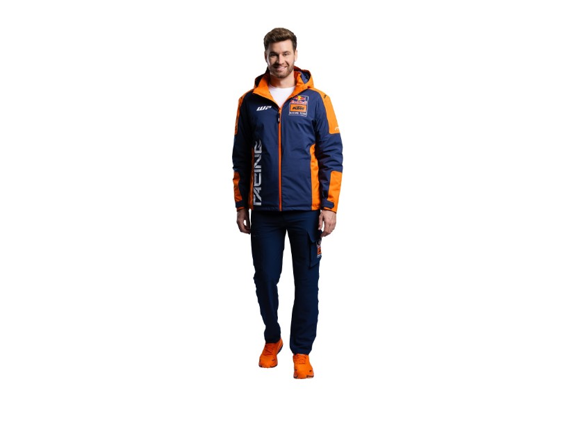 pho_pw_pers_vs_3rb24000640x_3rb24000670x_replica_team_winter_jacket_pants_onmodel_front__sall__awsg__v1