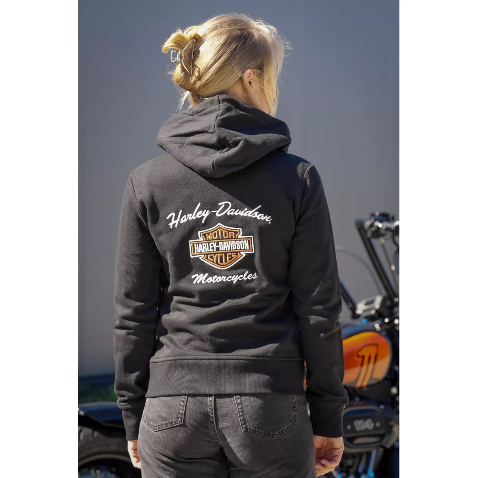 Veste en jean bleu clair oversize avec strass et patch porte bonheur : LOVE, LUCK, fer à cheval, trèfles Veste en jean bleu clair oversize avec strass et patch porte bonheur : LOVE, LUCK, fer à cheval, trèfles