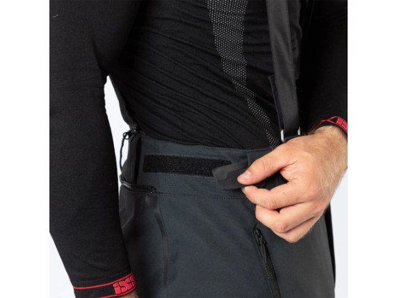 X2-005405-039_model_06_Venture-GTX_1-0_Laminated_Pants_black