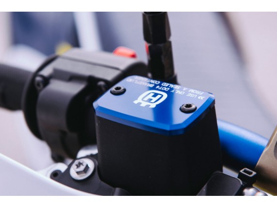 pho_hp_mon_27013903000_handbrake_cylinder_cover_mounted__sall__awsg__v1