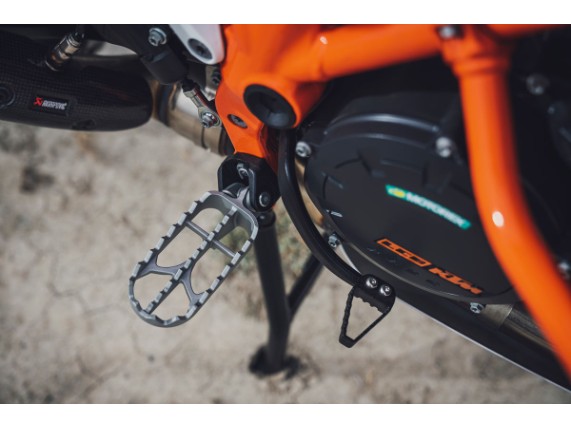 pho_pp_mon_489038_60103940000_factory_racing_footpeg_set__sall__awsg__v2