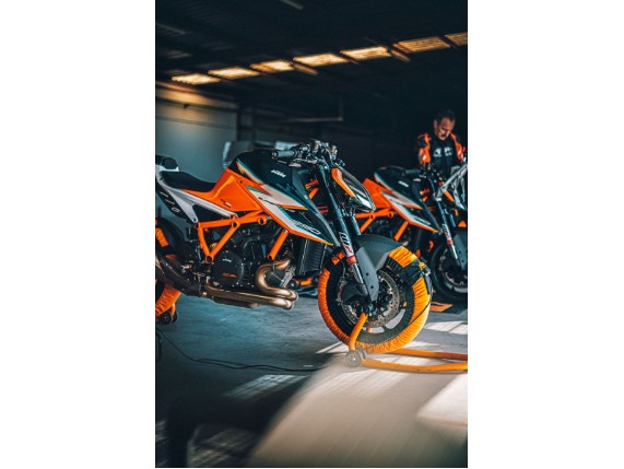 pho_pp_mon_61704950000_splash_protection_and_chain_guard_detail__sall__awsg__v1