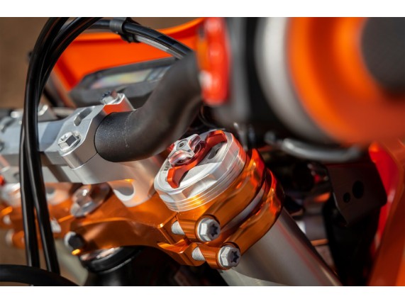 pho_pp_mon_00010000416__my24_ktm_300_exc__exc_range_ktm_exc_pre___shooting_parts___details__sall__awsg__v1