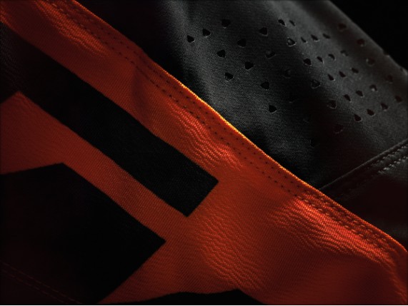 pho_pw_closeup_261633_3pw20000120x_se_slash_pants_black_close_up_1__sall__awsg__v1