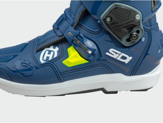 pho_hs_closeup_45527_3hs193010x_crossfire_3srs_boots_close_up___sall__awsg__v1