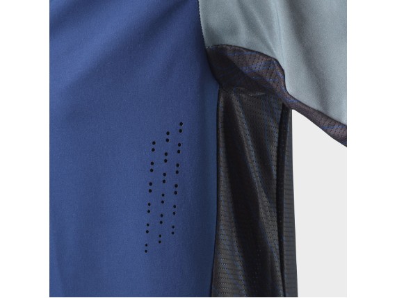pho_hs_closeup_77155_3hs21003280x_gotland_shirt_blue_perforation__sall__awsg__v1