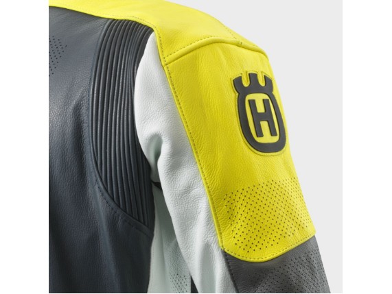 pho_hs_highlight_93986_3hs22001380x_horizon_suit_details_02__sall__awsg__v1