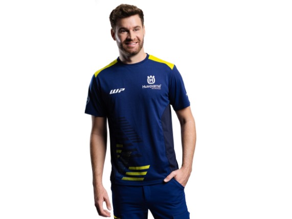 pho_hs_pers_vs_3hs24003470x_team_tee_onmodel_side__sall__awsg__v1