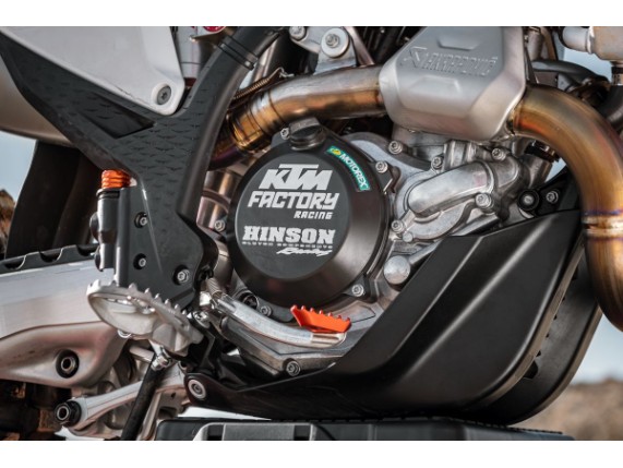 pho_pp_mon_a48030926000_hinson_outer_clutch_cover_mounted__sall__awsg__v1