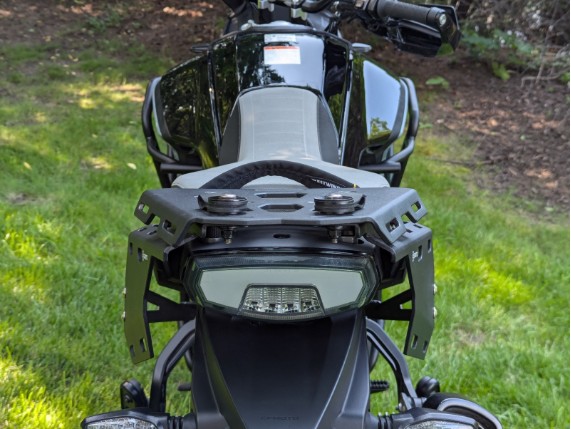 CFMOTO 450MT Gepäckträger Rückansicht | Aufnahme am Fahrzeugheck