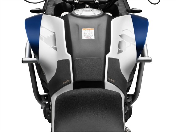 CFMOTO 700MT Tankpad Produktansicht | schwarzes Design mit CFMOTO Schriftzug