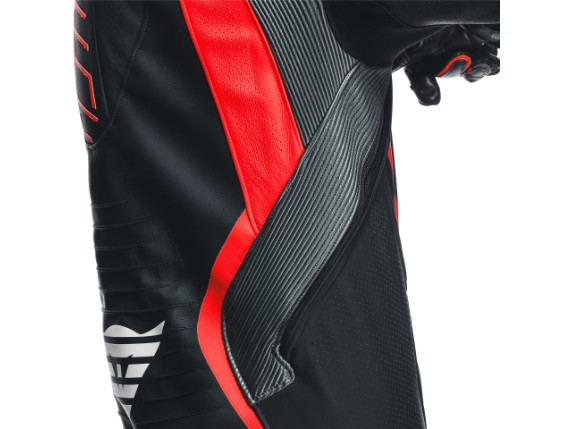 15100002_Z09_Dainese_Audax_D-Zip_1pc_perf_einteiler_black_red_fluo_anthracite_15