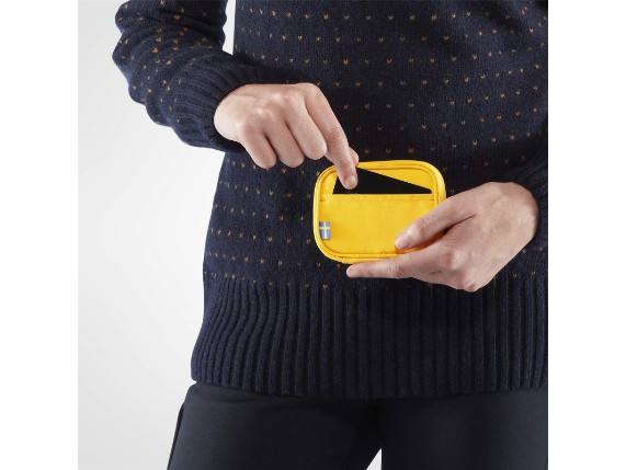 7323450463922_FW18_fvrb_kanken_card_wallet_fjaellraeven_21