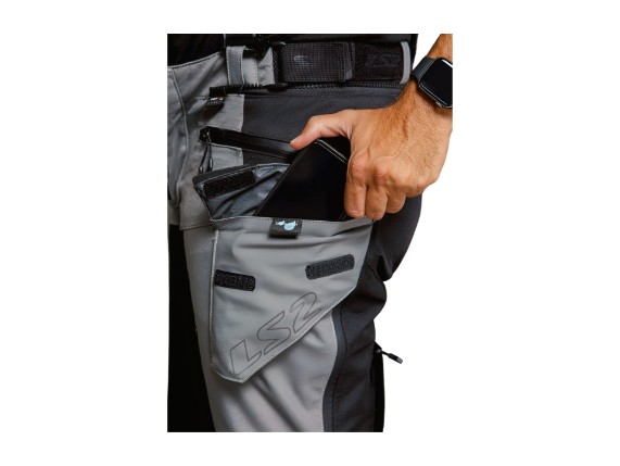 773x1080_APOLLOpants_detalle_1_Waterproof_cargo_pockets
