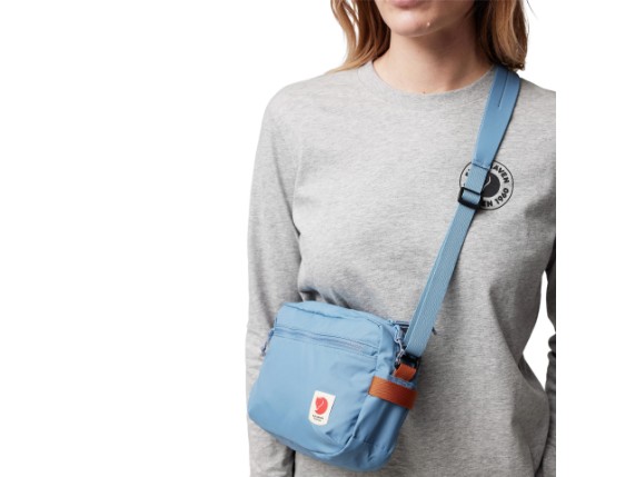 High_Coast_Crossbody_23227-543_B_MODEL_FJR-1