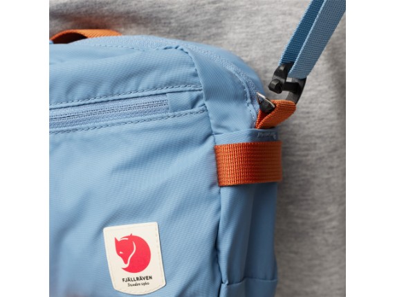 High_Coast_Crossbody_23227-543_C_MODEL_FJR