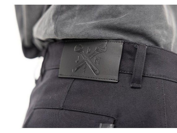 M_JP8001_AeroMeshPants_Black_3U7A8379_web_04_FourthGroup_black