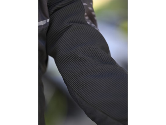 773x1080-APEX-detalles-4-Stretch panels on lower arms, back of shoulders, and elbows