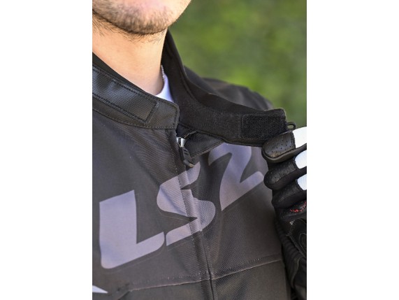 773x1080-APEX-detalles-9-Velcro adjustments and a side hook to keep the collar open