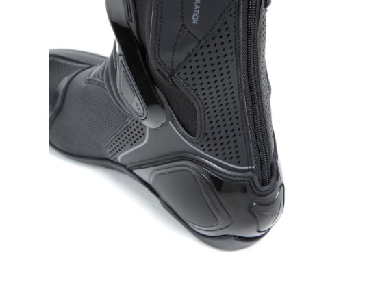 HEUFFV_DAINESE22M.000059S_SN006832_CLOSEUP17-1920x0_KHUKQZ