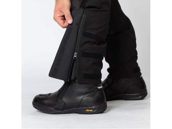 x2-015405-003_model_07_venture_stx_1-0_laminated_pants_black