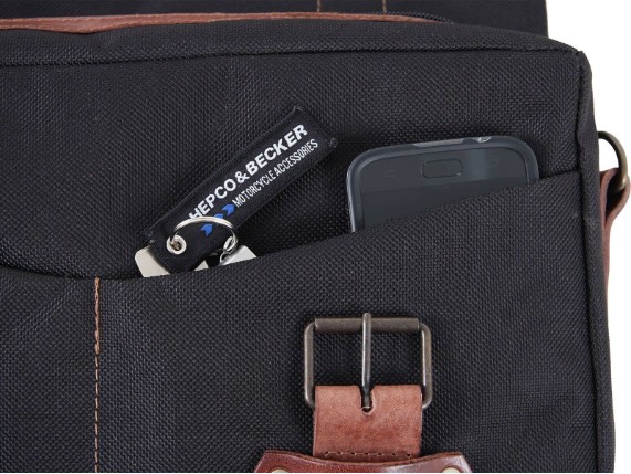 legacy_kuriertasche_black_detail_shop_1c6617_1920x1920