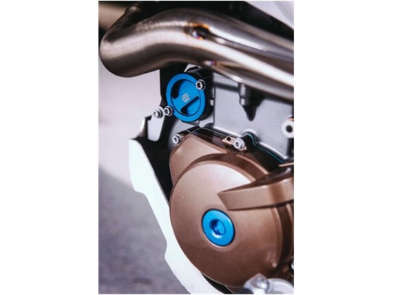 pho_hp_mon_7723000216068_81338943500_ignition_cover_plug_and_oil_filter_cover_mout__sall__awsg__v1