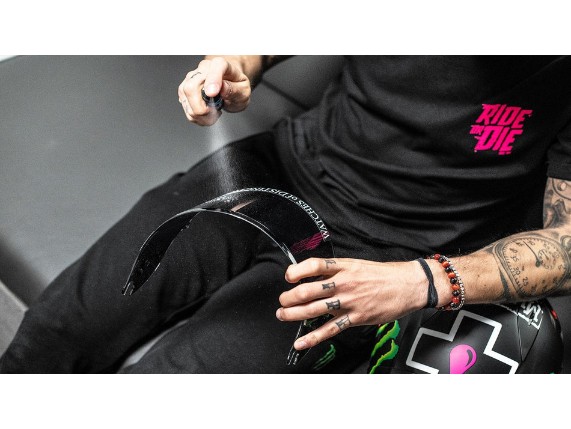 02-Helmet-Visor-Goggle-Cleaner-PDP-Highlight_950x_crop_center