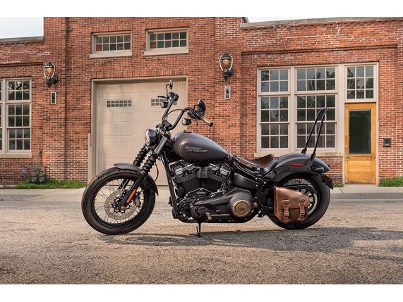 FXBB_StreetBob_IndustrialGray_LOC_GMA19