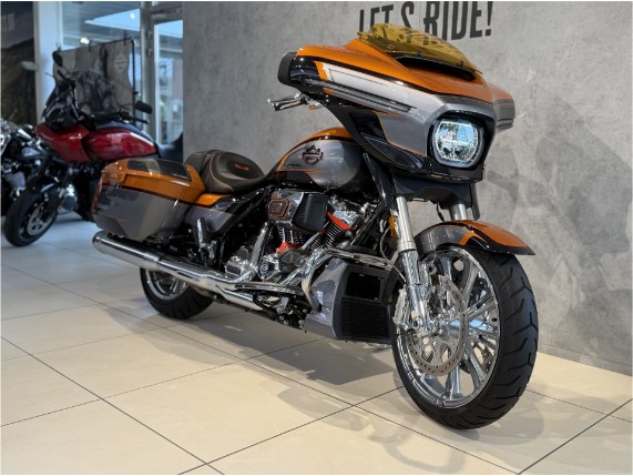 HARLEY-DAVIDSON FLHXSE CVO Street Glide, 0011143