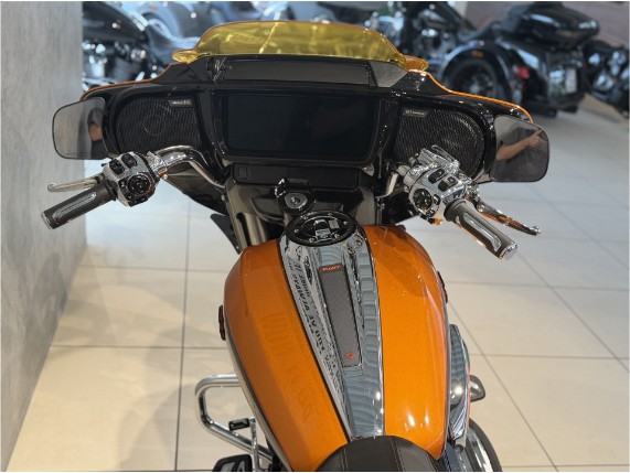 HARLEY-DAVIDSON FLHXSE CVO Street Glide, 0011143