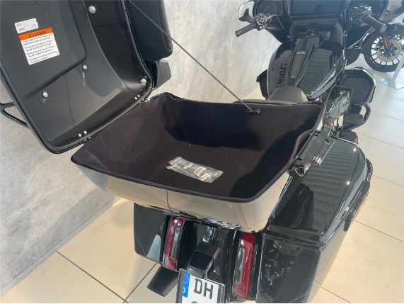 HARLEY DAVIDSON FLHXU Street Glide Ultra, 0010327