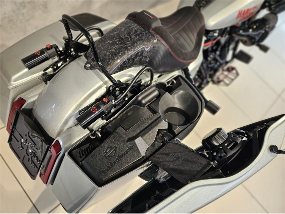 HARLEY-DAVIDSON FLTRXSTSE CVO Road Glide ST, 0010148