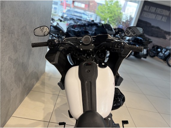 Harley-Davidson FXLRST Softail Low Rider ST, 0011581