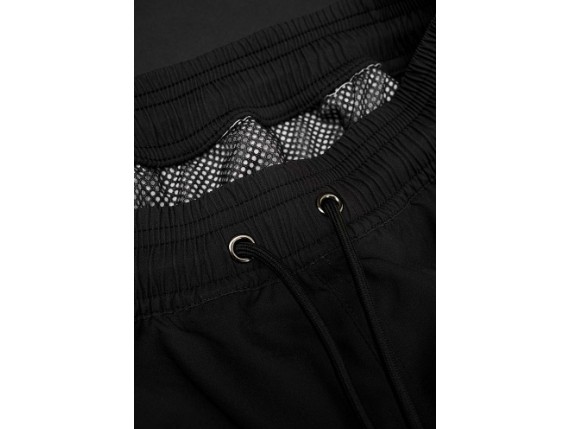 men-of-mayhem-badehose-classic-schwarz-rot-detail-2_11ae74b4-4a83-4b32-8b5a-962190c54691