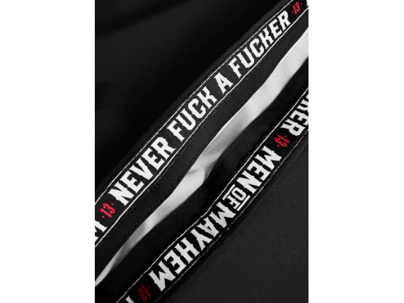 men-of-mayhem-badehose-classic-schwarz-rot-detail-5_39fe003e-e562-45bb-abf3-23d96cbebe42