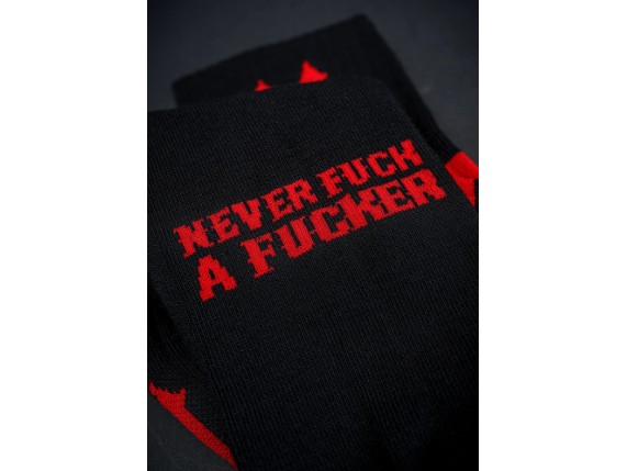 men-of-mayhem-socken-crew-socken-13-freshener-schwarz-rot-detail-2_8d5271a9-0df5-4d01-b135-25c565c11efd