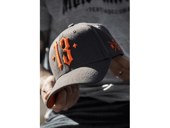 MM-E-3030-FC-GO_men-of-mayhem-flex-cap-mayhem-grau-orange-imagebild-1_d1c8268b-db5a-491a-b0cb-d73932203a62