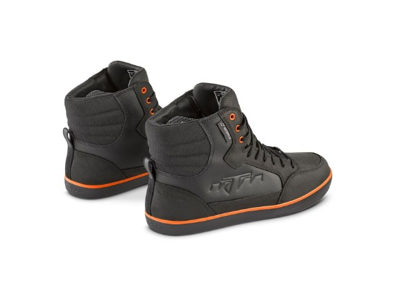 pho_pw_pers_rs_647815_3pw25000420x_ktm_j_6_wb_shoes_blk_blk_orag_rear_street_equipment__sall__awsg__v1