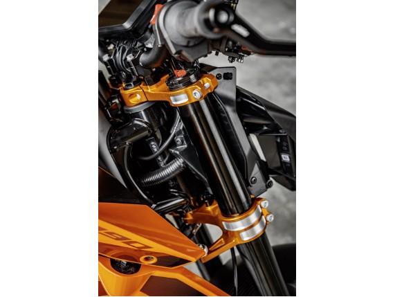 pho_pp_mon_a6070199908804a__my24_ktm_990_duke_details_part_details_parts__sall__awsg__v1